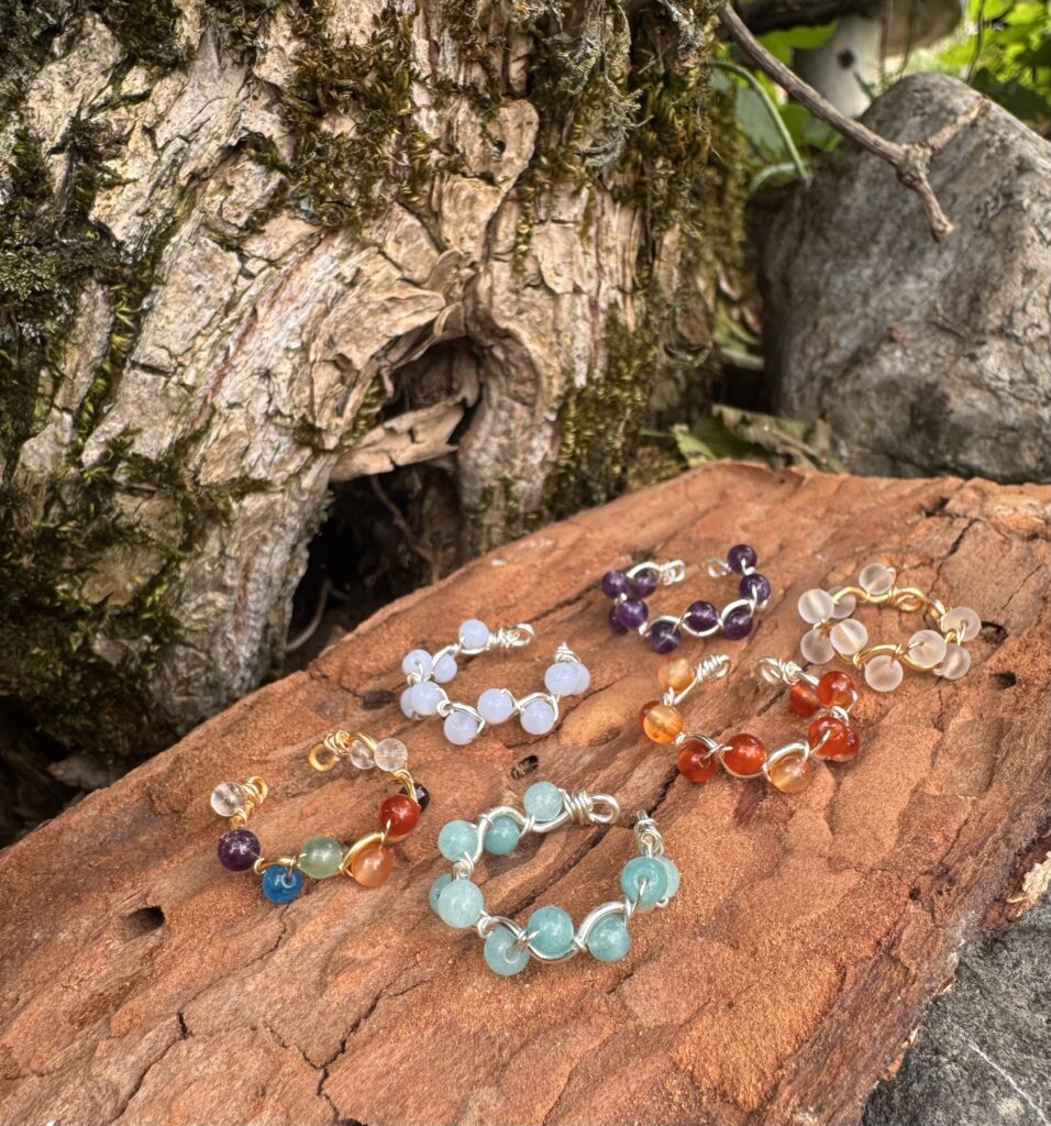 Verstellbare Fingerringe mit Edelsteinen