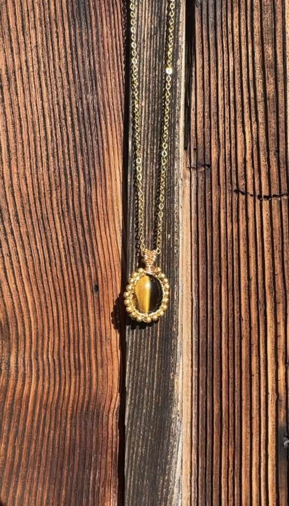 Halskette Edelstahl mit Anhänger Tigerauge und vergoldetem Kupferdraht