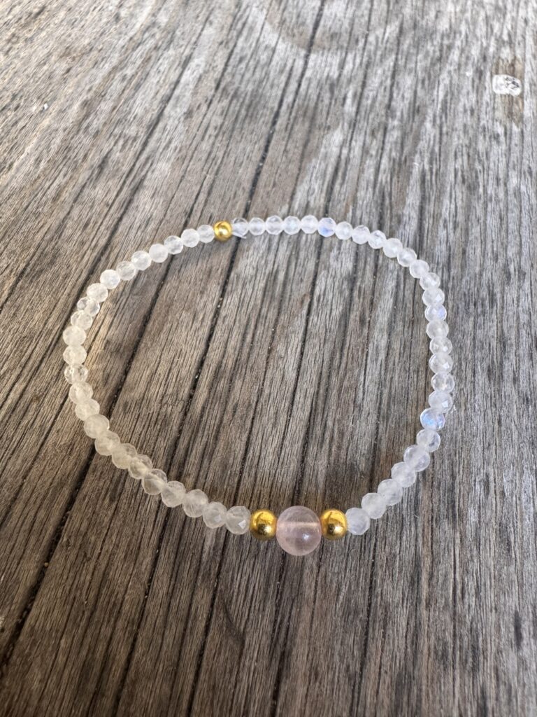 Armband Regenbogenmondstein und Rosenquarz