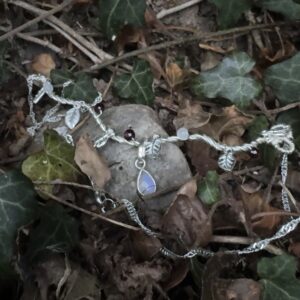 Feen Kette Versilberter Kupferdraht, Silber Kette mit Regenbogenmondstein und Granat.
