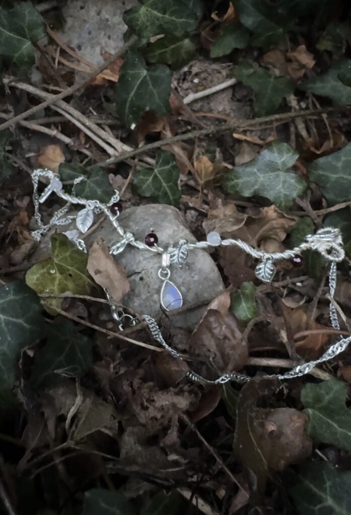 Feen Kette Versilberter Kupferdraht, Silber Kette mit Regenbogenmondstein und Granat.